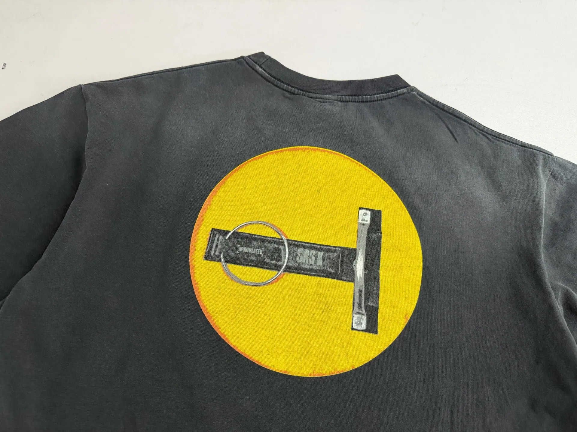 ❥8036#P140 Saint Mxxxxxx ✖️KLF New Old Smiley Face Made of double-yarn double-ply cotton batik fabric 290g, comfortable and breathable to wear. Stiff silhouette, full of street feel, loose fit. Craftsmanship: semi-water slurry printing + graffiti + spray coding, batik and wash. Size: (S-M-L-XL) Color: Washed black